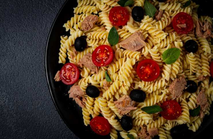 Pasta all'insalata con tonno pomodori olive nere