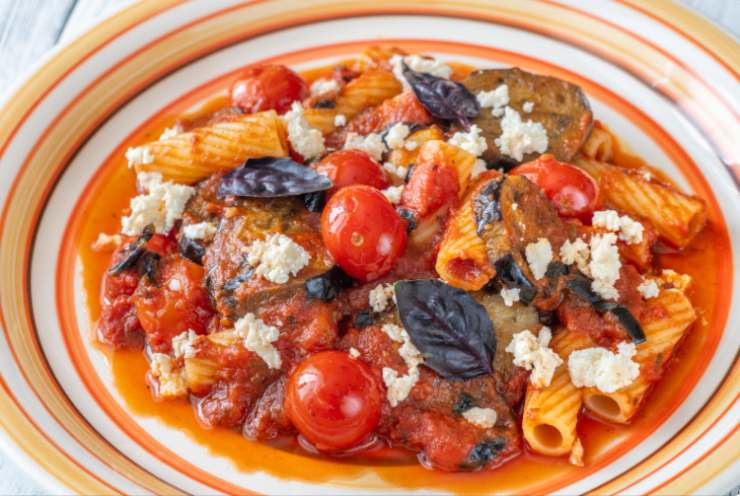 Pasta melanzane pomodorini e ricotta salata