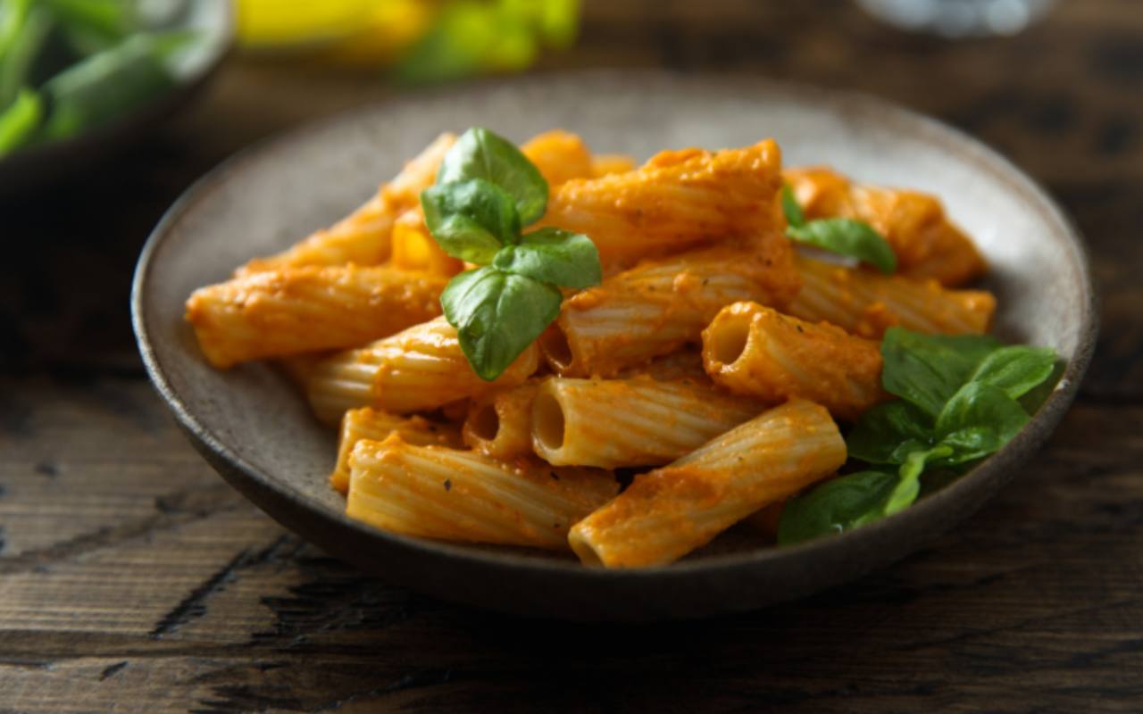 Pasta con pesto rosso e basilico