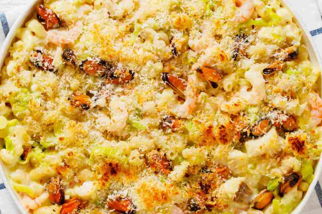 Pasta gratinata al forno ai frutti di mare vista dall'alto