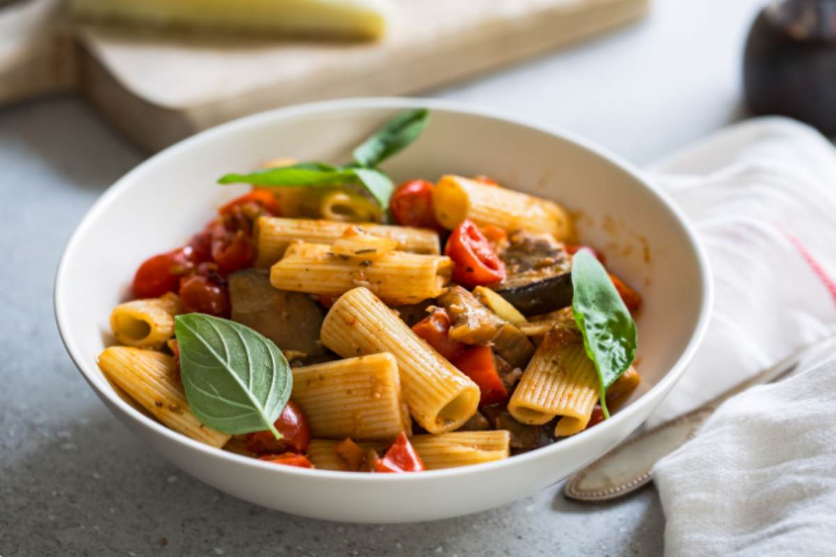 Rigatoni con pomodorini melanzane e basilico