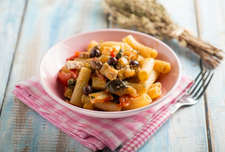 Rigatoni con melanzane, pomodorini e olive nere