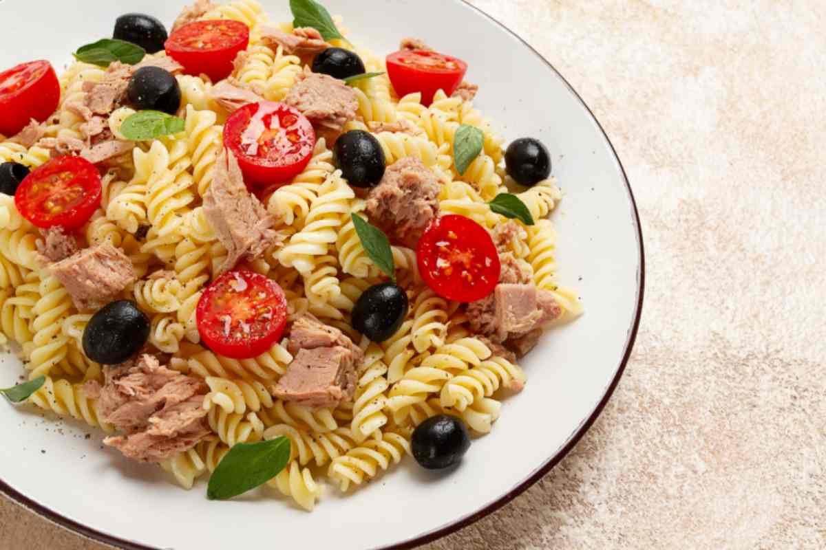 Pasta con tonno pomodorini olive nere