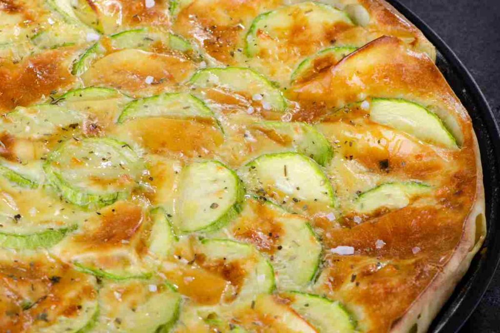 Pasticcio di zucchine in una teglia vista da vicino