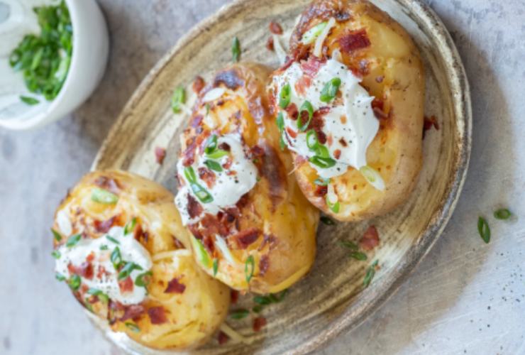 Patate ripiene con formaggio e prosciutto