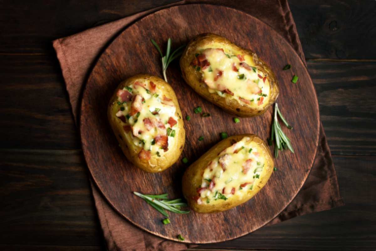 Patate tagliate a metà e ripiene
