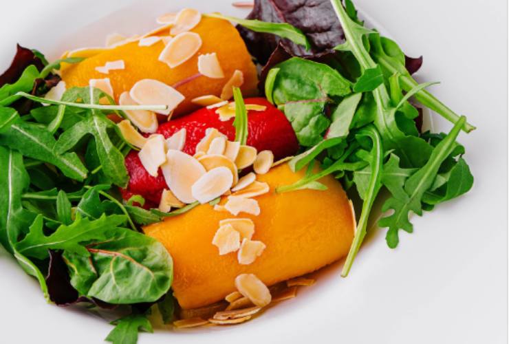 Involtini di tonno con insalata e scaglie di mandorla