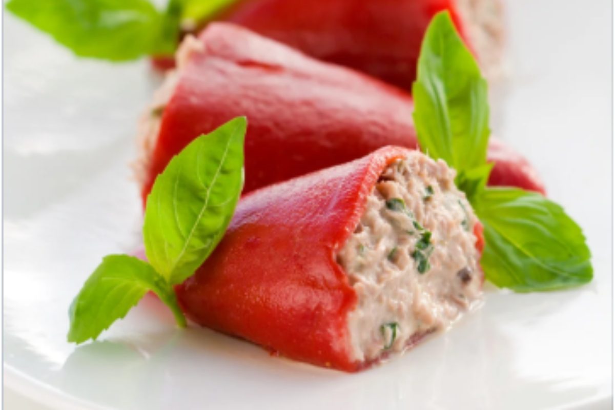 Peperoni ripieni di tonno e capperi con foglie di menta