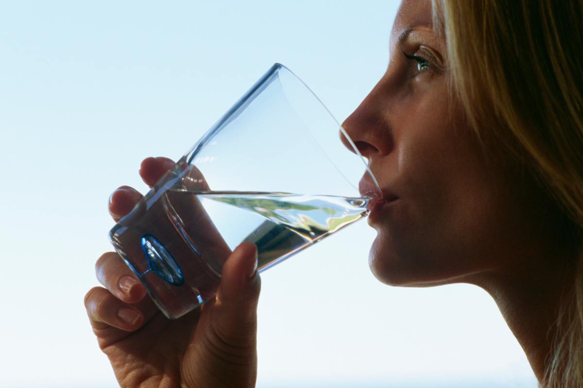 Una donna che beve acqua