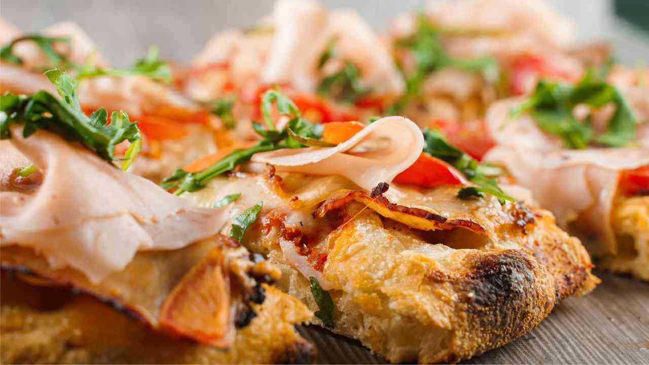La pizza al tacchino da preparare