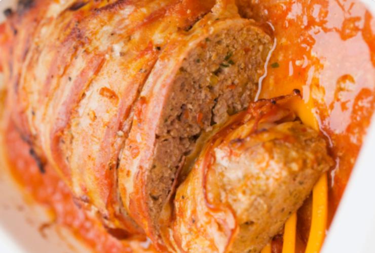 Polpettone avvolto dal bacon con salsa di pomodoro