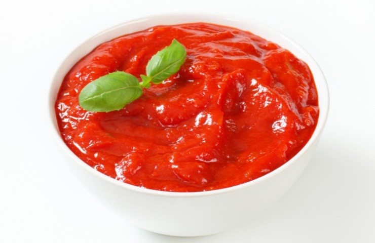 Sugo di pomodoro in una ciotola