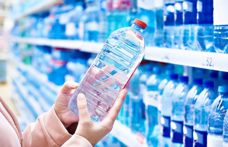 Bottiglia di acqua confezionata