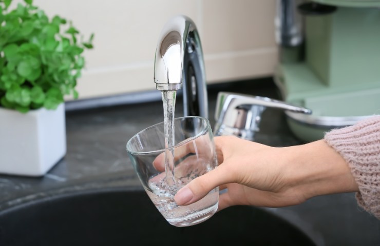 Bicchiere di acqua di rubinetto