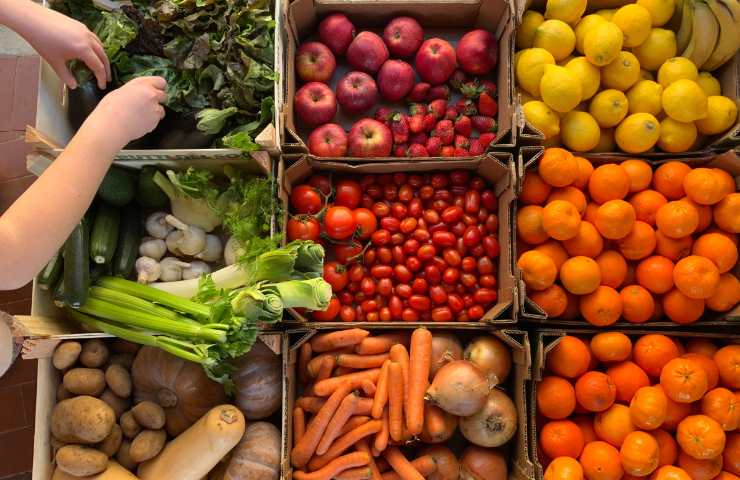 Frutta e verdura in vendita in delle cassette