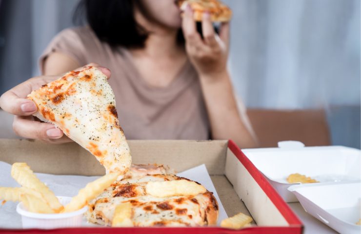 Una donna che mangia pizza a non finire