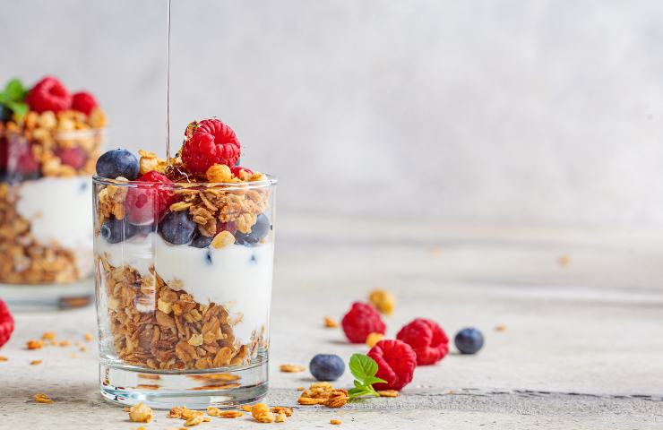 Yogurt con frutta e cereali