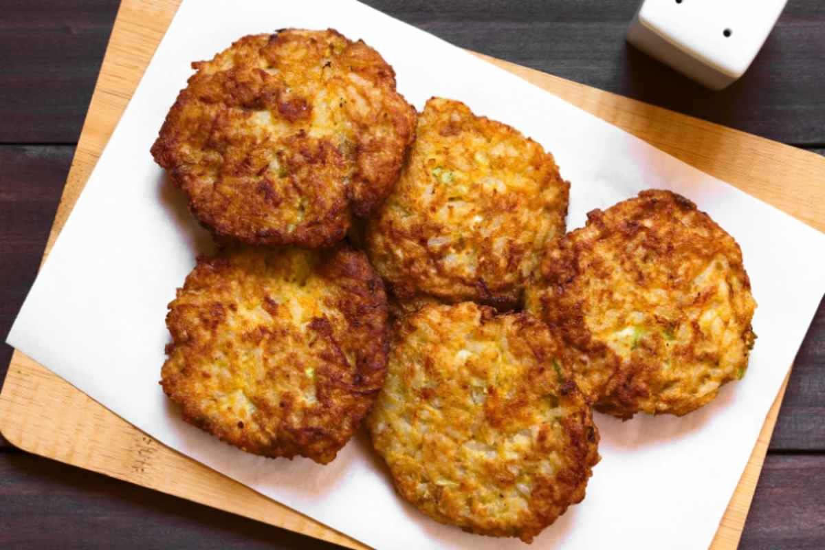 Frittelle di riso su un vassoio di legno
