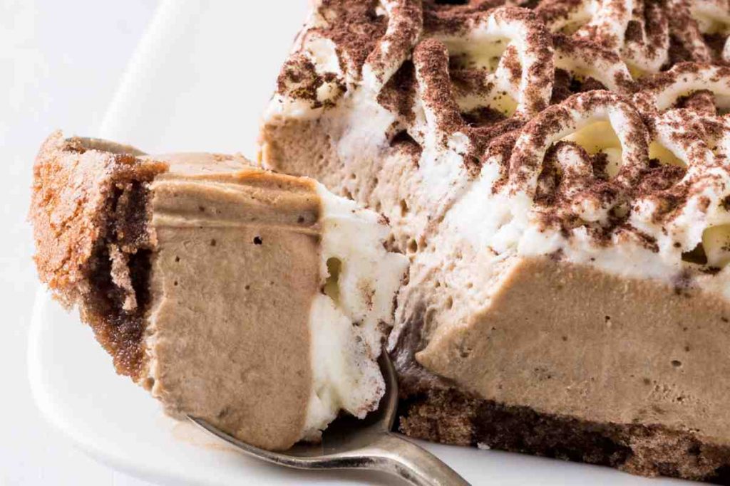 boccone di semifreddo alla Nutella tagliato con un cucchiaino visto da vicino