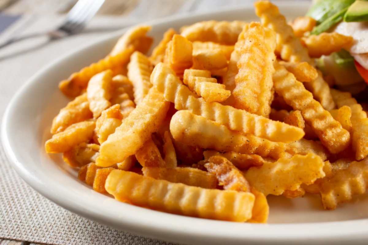 Patatine fritte in un piatto