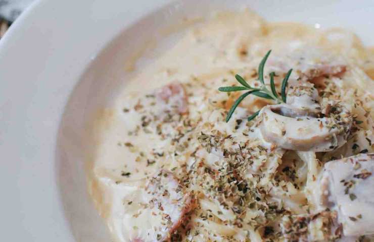 spaghetti con panna funghi e prosciutto