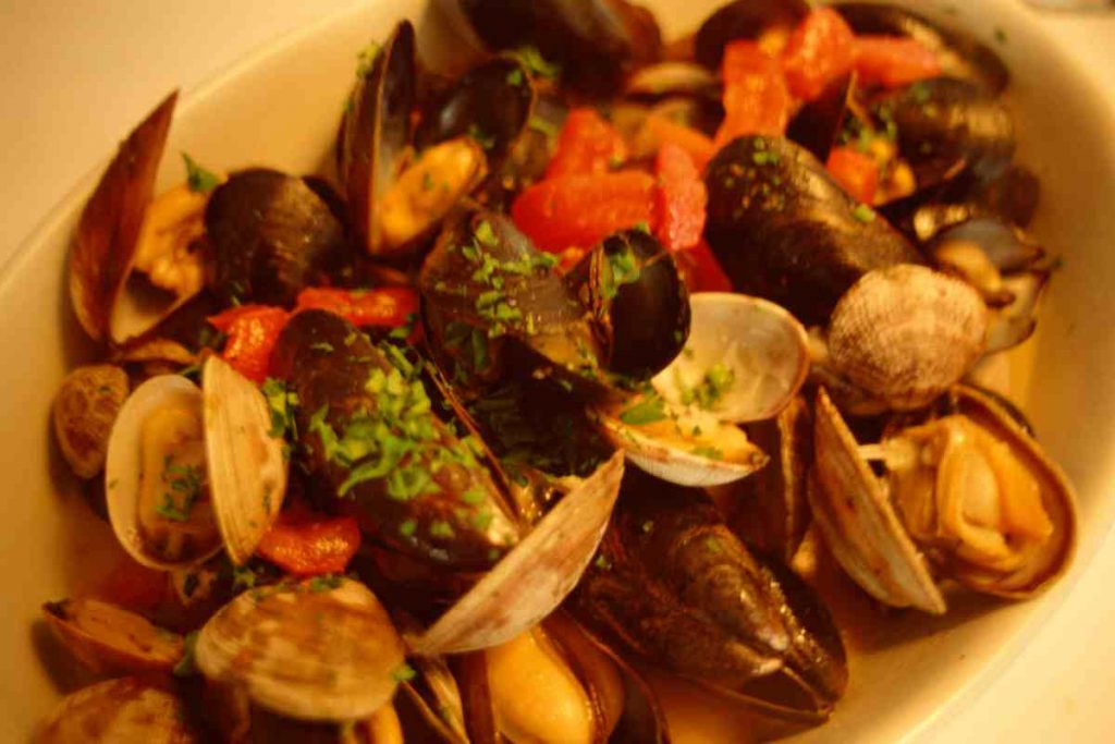 Sugo di vongole e cozze con pomodorini in un piatto