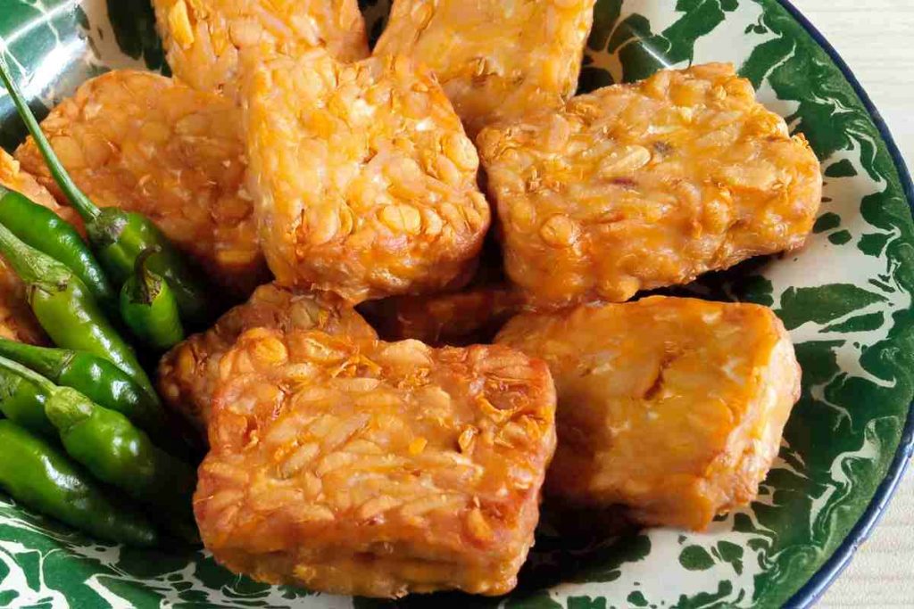 Quadrati di Tempeh fritto in una ciotola