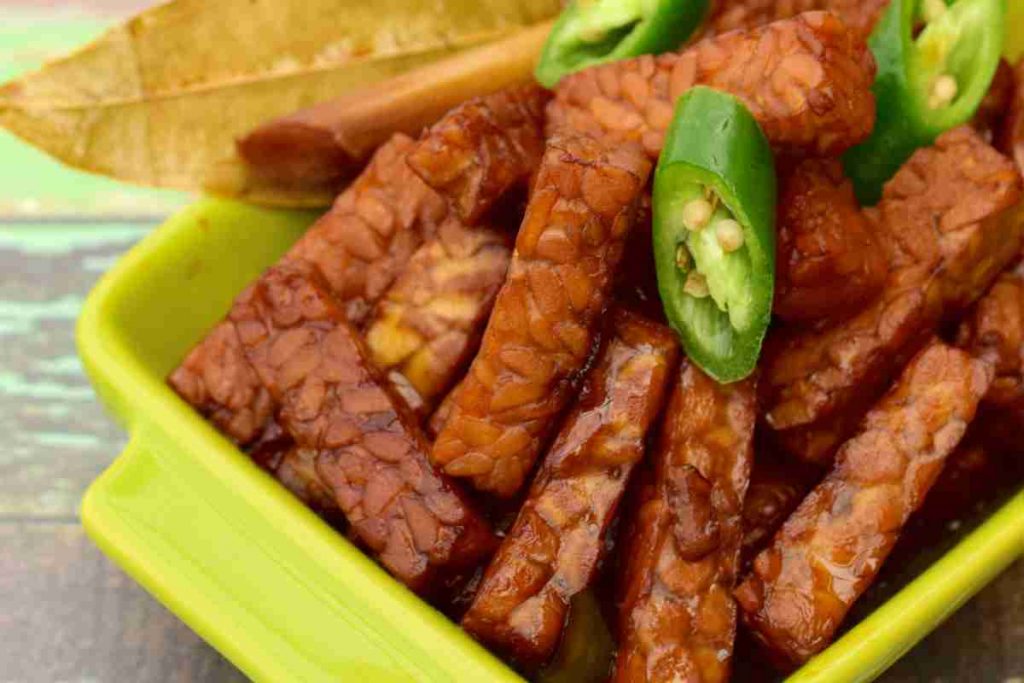 Tempeh in salsa di soia in un vassoio con peperoncini