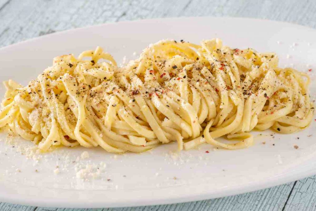 Tonnarelli cacio e pepe in un piatto