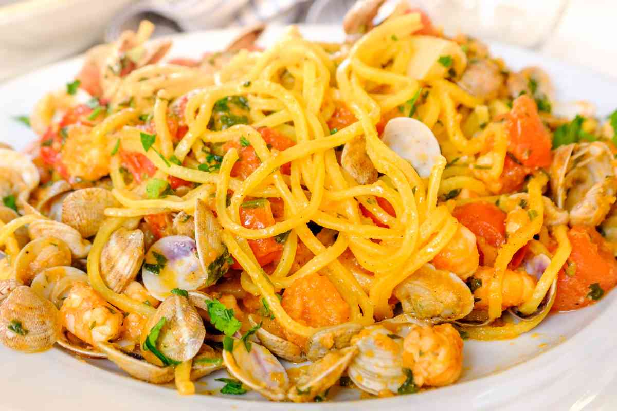 piatto di tonnarelli vongole e pomodorini visto dall'alto