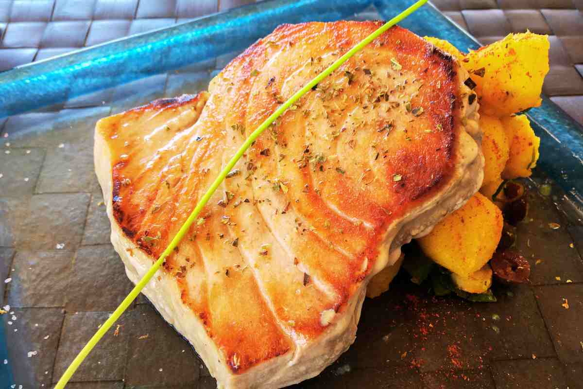 Tonno alla piastra con contorno di patate