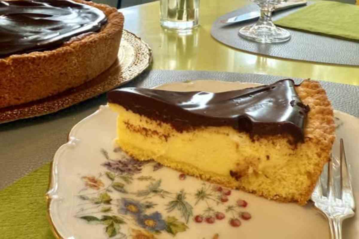 fetta di torta susanna con ripieno di ricotta e ganache al cioccolato