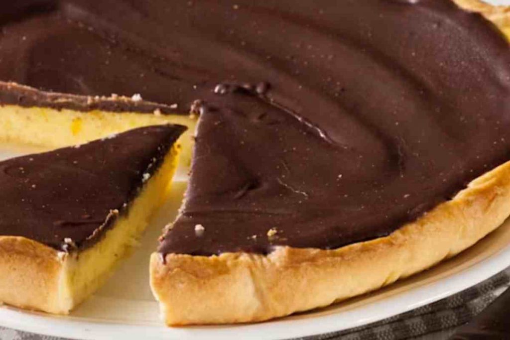 torta Susanna con fetta tagliata in un piatto
