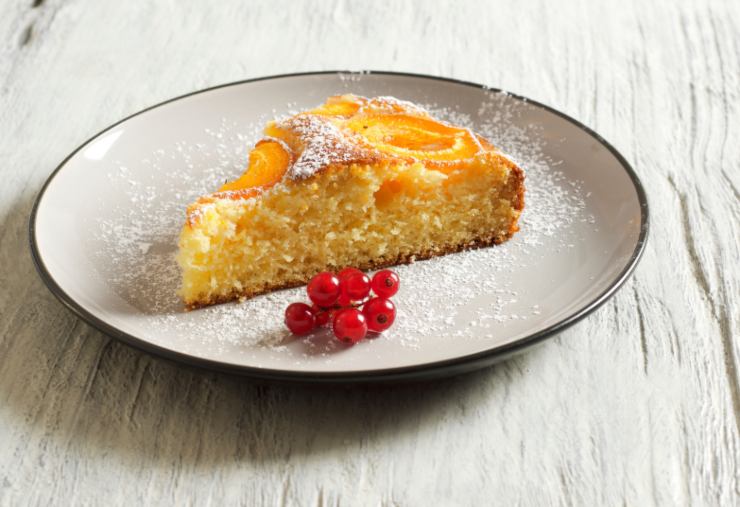 Fetta di torta di albicocche con zucchero a velo
