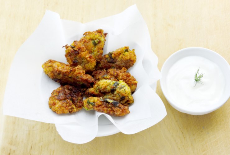 Frittelle di zucchine accompagnate da salsa