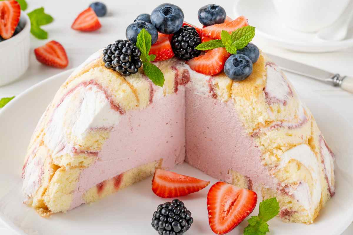 Torta fredda alle fragole e panna tipo zuccotto
