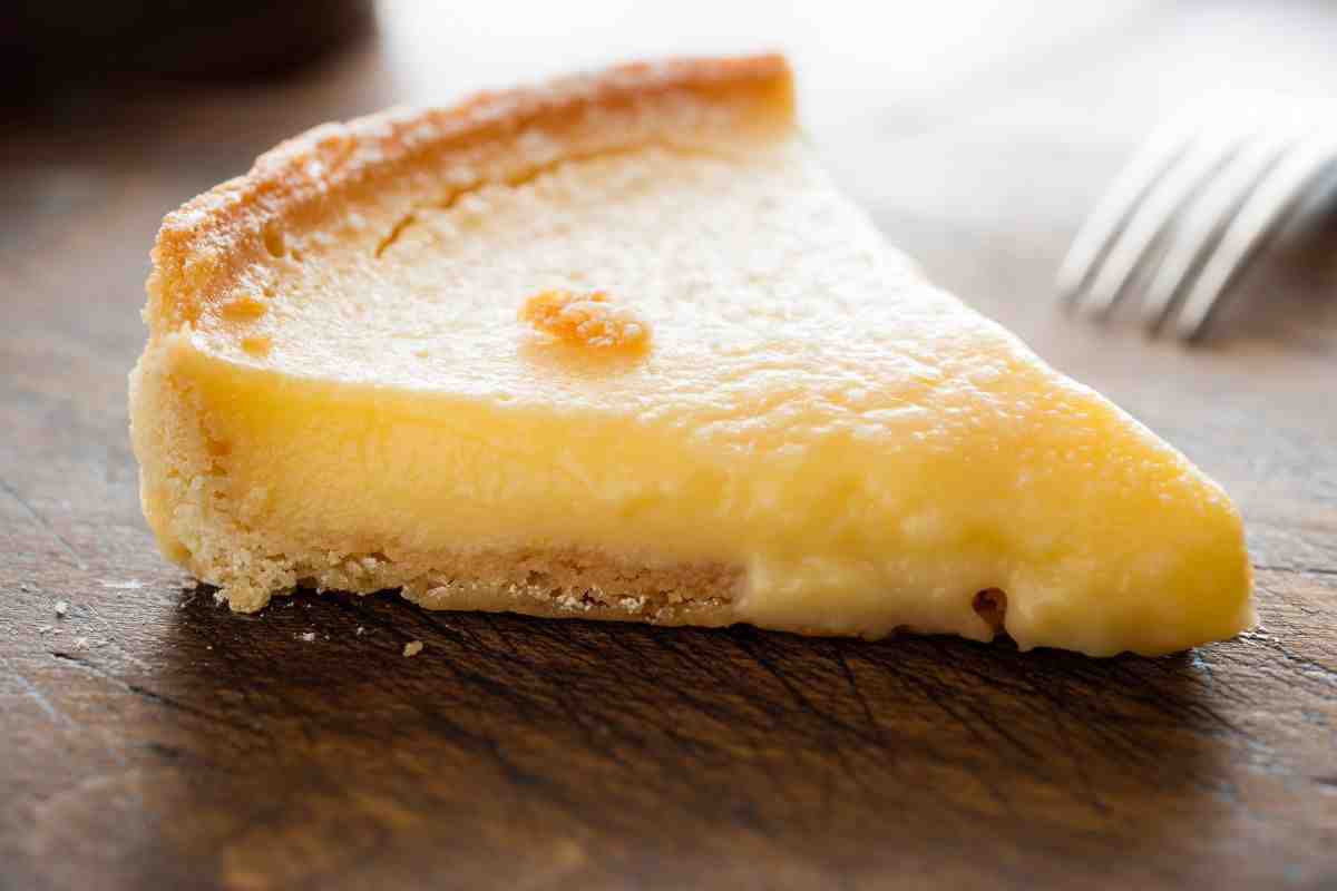 fetta di crostata al limone
