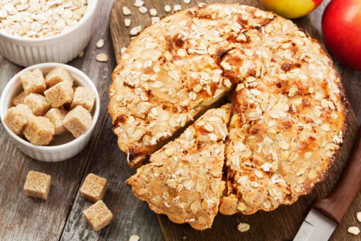 Torta di avena su un tavolo con cubetti di pane