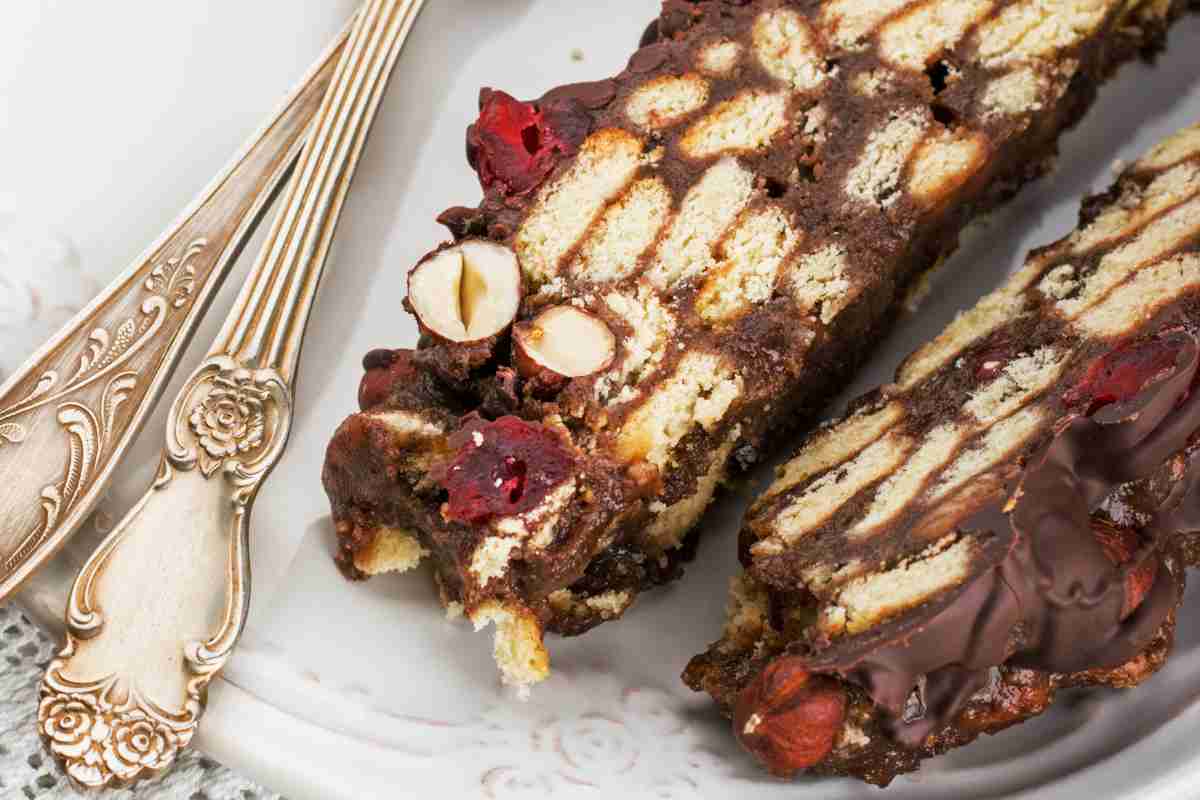 fette di torta di biscotti e nocciole