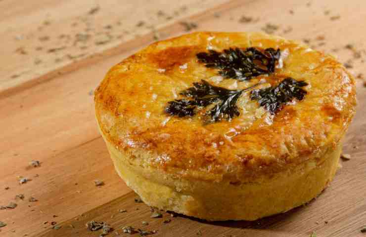 torta rustica su un tagliere