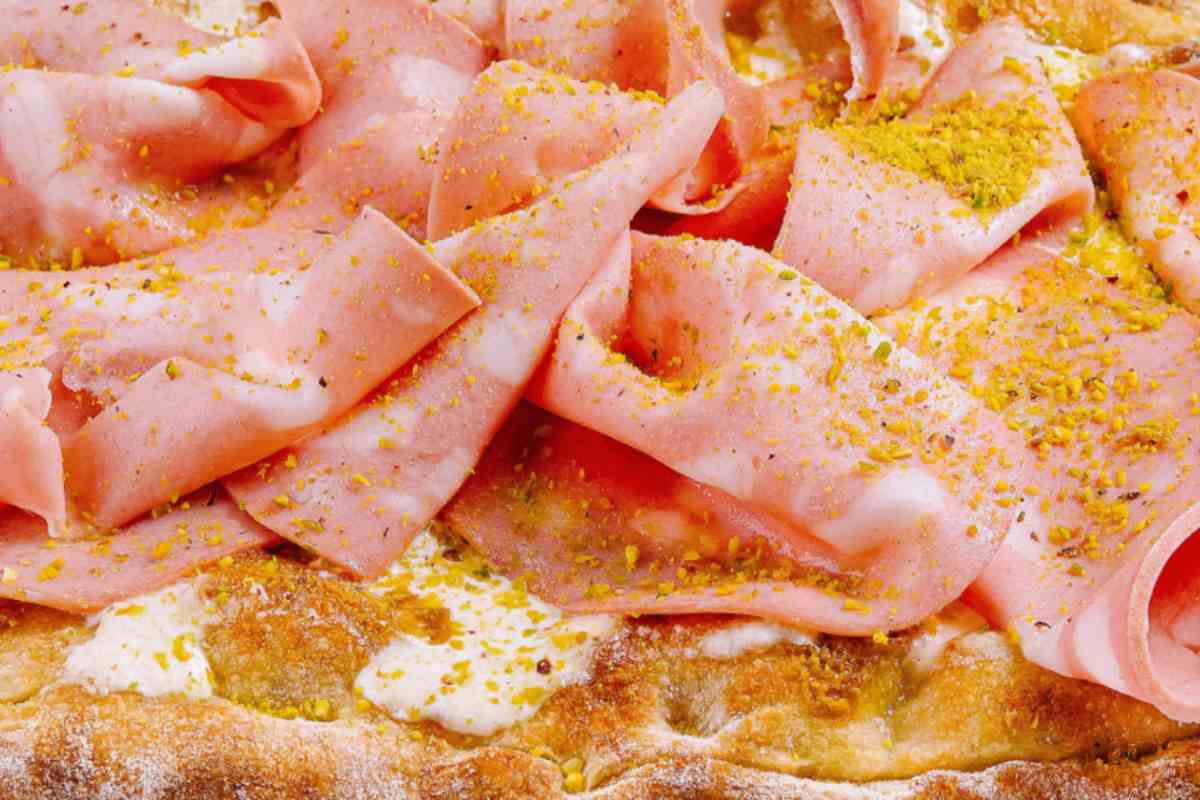 Pizza con mortadella e granella di pistacchio