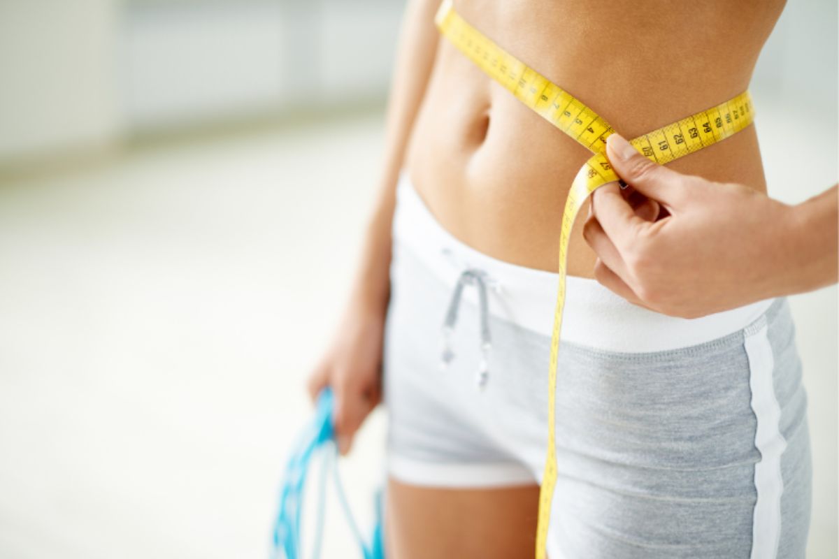 Donna in forma perfetta misura il girovita