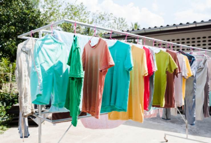 Maglie stese al sole con le grucce