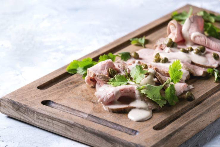 Vitello tonnato con prezzemolo e capperi
