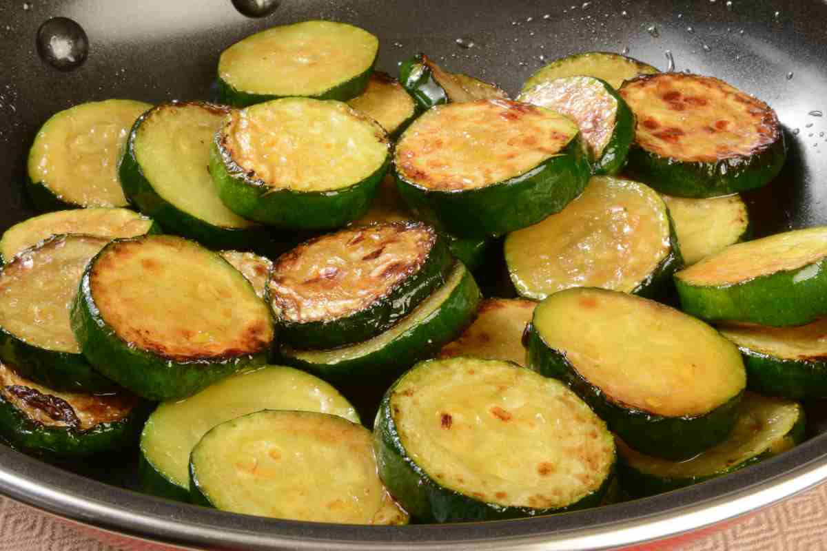 Zucchine alla scapece in una padella