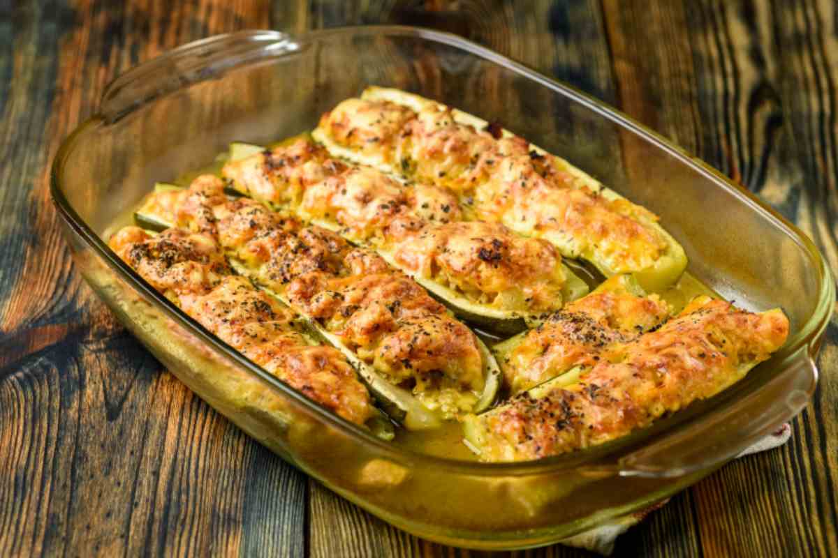 Zucchine ripiene in una teglia di vetro