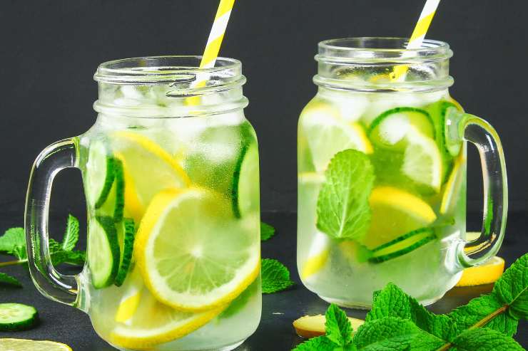 due bicchieri con limone e cetriolo