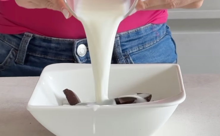 ciotola con cioccolato tagliato a quadretti e latte
