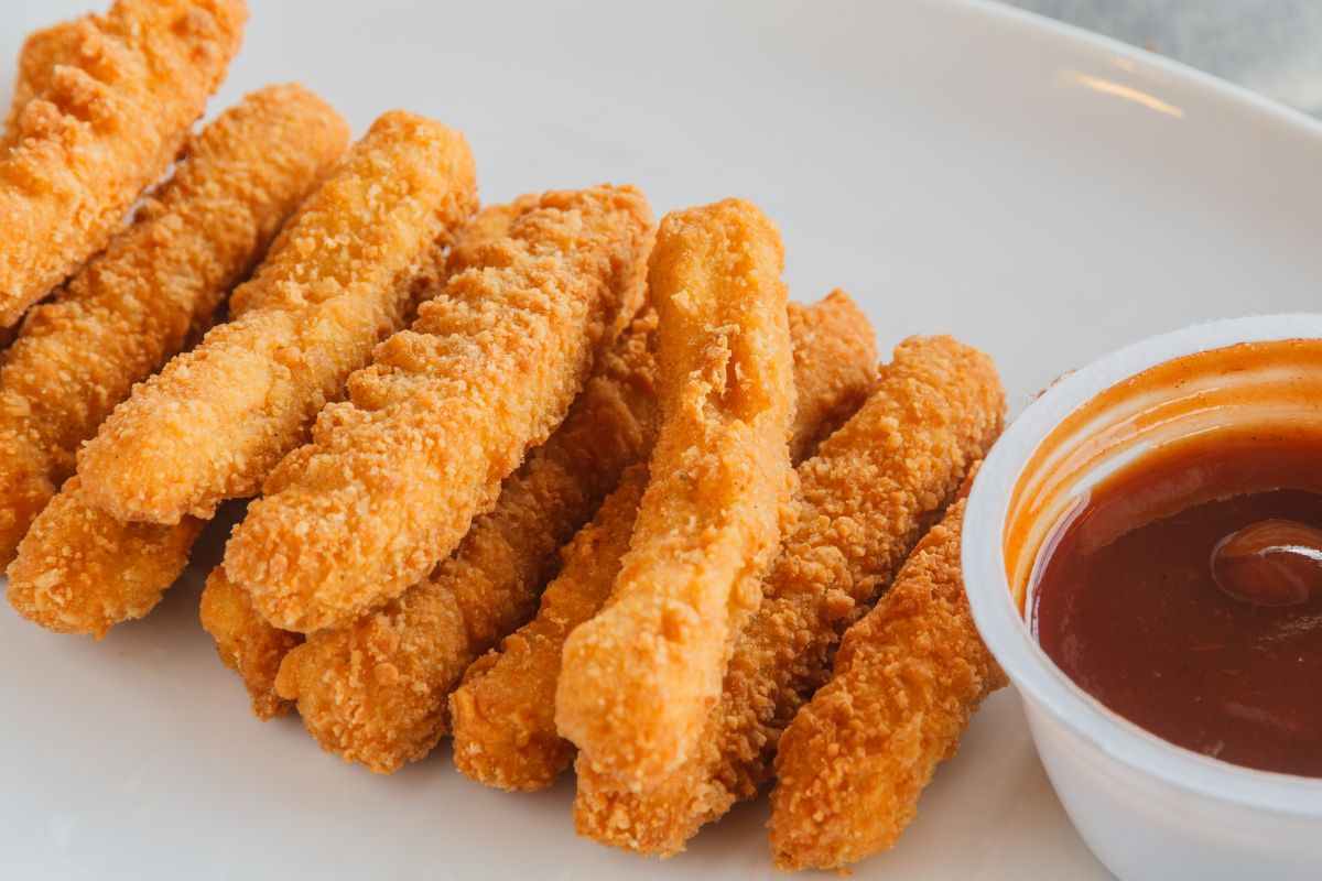 bastoncini di pollo con ketchup