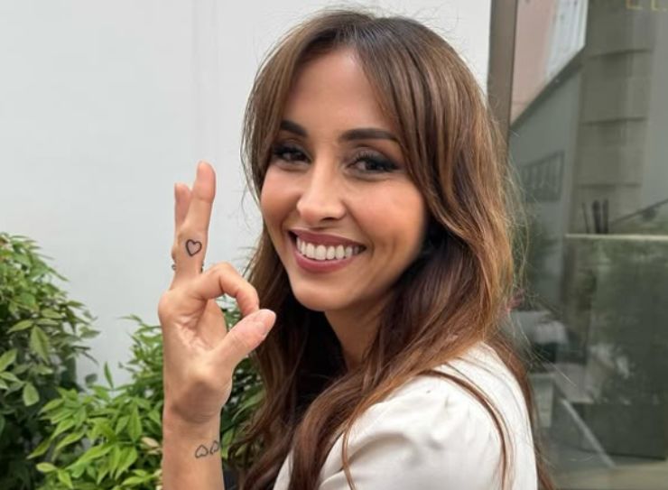 benedetta parodi sorridente mostra il suo tatuaggio sul dito